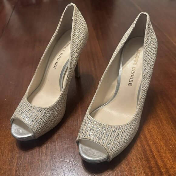 Audrey Brooke Women's Peep Toe Pumps Heels Glitter Metallic Silver Gold Size 7.5 - Picture 1 of 7